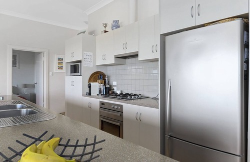 Carrickalinga House | 'YELLOW Door' on Stacey - 17 Stacey Drive