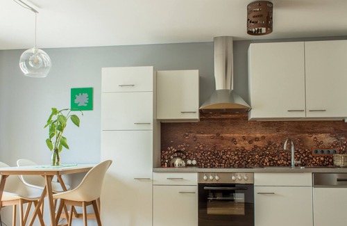 Donaustadt Apartment | Yellow Flower Apartment with Pool - 5 min to Lake