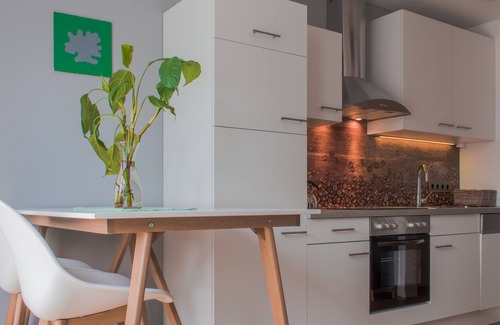 Donaustadt Apartment | Yellow Flower Apartment with Pool - 5 min to Lake