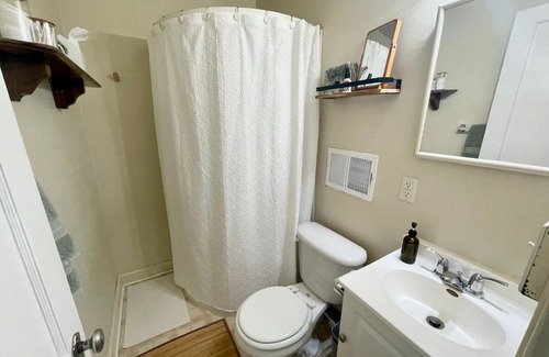 Minot Apartment | Yellow House Apartment w/Self Check-in + Workspace