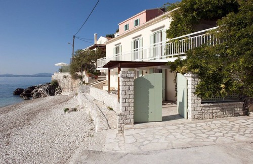 Katavolos Villa | Yellow house Upper Kaminaki Villas. Beachfront Villa On Kaminaki Beach, Corfu