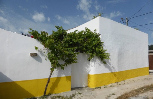 Famalicao Cottage | Yellow Rustic Cottage - close to Beach