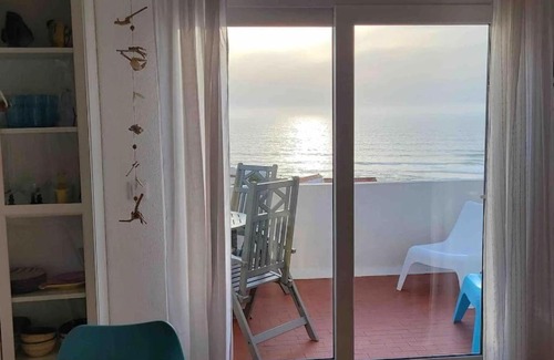 Praia de Santa Cruz Apartment | Yellow Submarine on the seafront