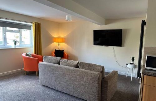 Stroud Apartment | Yellow Sunflowers Flat In Stroud