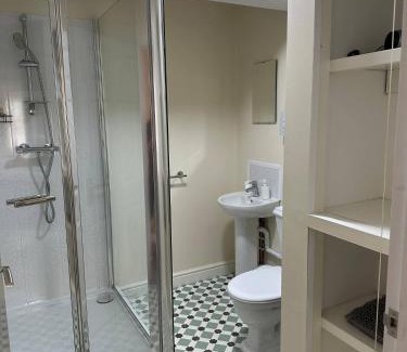 Stroud Apartment | Yellow Sunflowers Flat In Stroud