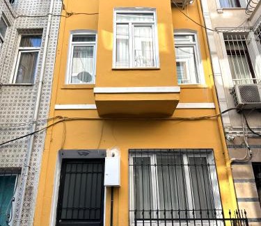 Taksim Apartment | Yellowhouse Room 6