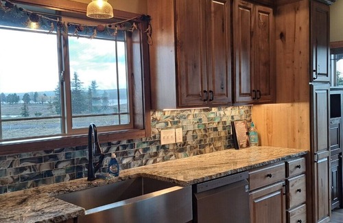 Island Park House | Yellowstone 6 Bed 6 Baths+ 2 Bedroom Apartment Optional, HOT TUB, Sleeps 25