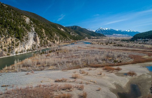 Livingston Cabin | Yellowstone Cabin on 4 acres: Sleeps 8, river access & Pets ok!