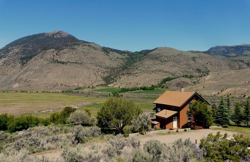 Gardiner Cabin | Yellowstone Vacation Home close to Yellowstone! A/C! Hot Springs nearby!