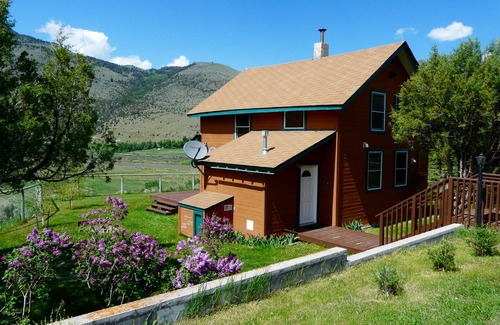 Gardiner Cabin | Yellowstone Vacation Home close to Yellowstone! A/C! Hot Springs nearby!