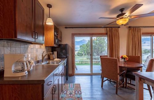 Livingston Cabin | Yellowstone Valley Lodge, an Ascend Collection Hotel