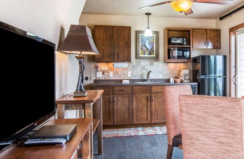 Livingston Cabin | Yellowstone Valley Lodge, an Ascend Collection Hotel