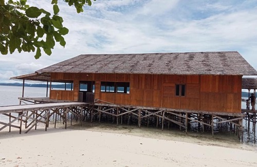 Raja Ampat House | Yenkoranu Homestay and Dive Center