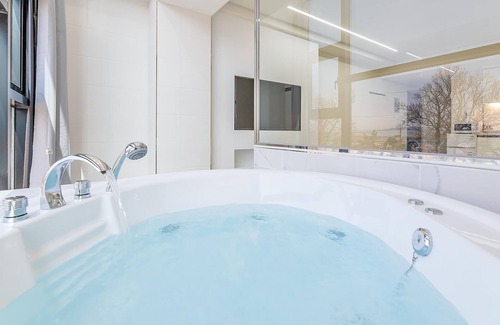 Suwon House | Yeongheongdo Badanoel spa Pension
