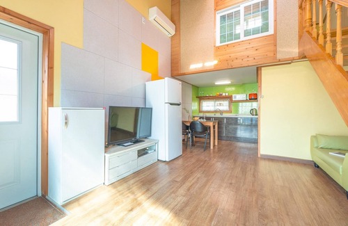 Pokchon House | Yeosu Noeul Walk Pet Pension