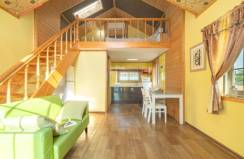 Pokchon House | Yeosu Noeul Walk Pet Pension