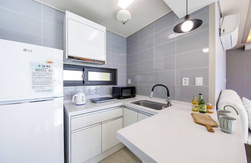 Hwajeong House | Yeosu Sumgeunel Pension
