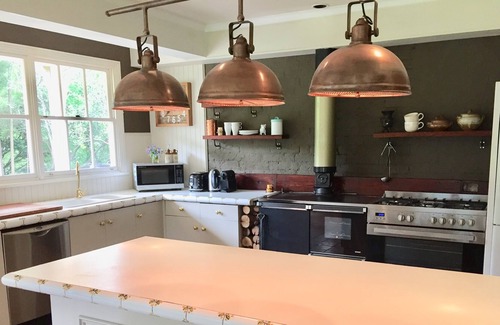 Kangaroo Valley House | Yerrunga - The Old School with " old school charm "