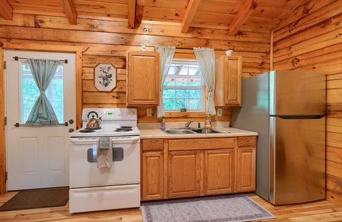 South Bloomingville Cabin | Yesteryear: Private + Handicap accessible couples cabin in Hocking with hot tub!