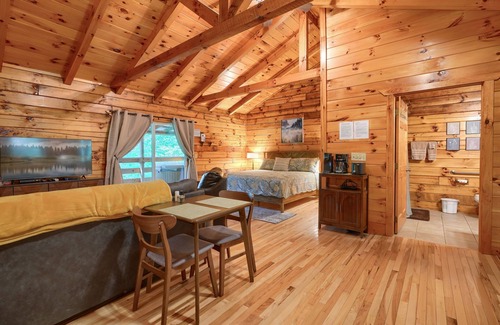 South Bloomingville Cabin | Yesteryear: Private + Handicap accessible couples cabin in Hocking with hot tub!