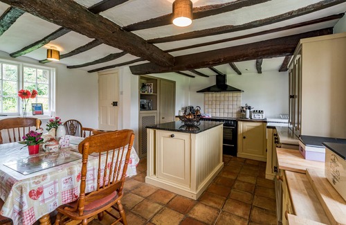 Moulsoe Cottage | Yew Tree Cottage- Sleeps 12, Garden & Pet-Friendly