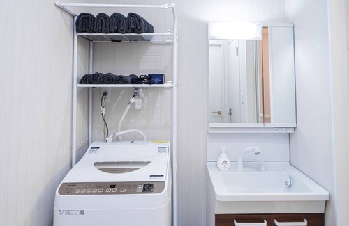Funabori Apartment | Yinojia: Bright, clean interior. Quiet yet convenient, near 24 - hr stores.Rm101