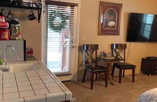 Yosemite West Apartment | YoBee! Heart of Yosemite. Cozy Studio. Park Entrance + Free Breakfast + Dog ~L6