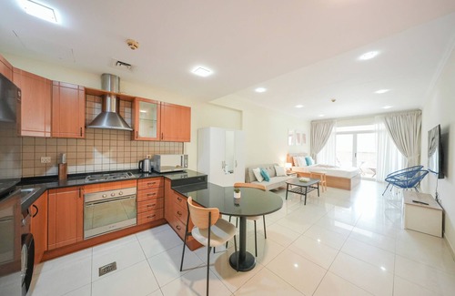 Dubai Apartment | Yogi - Cozy Retreat In This Stylish Studio With Balcony