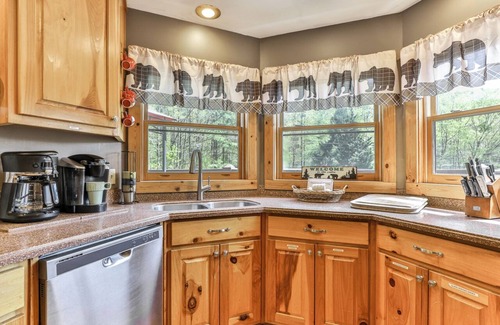 Ellijay Cabin | Yogi's Hideaway - Outdoor Living Area, Pickle Ball and Tennis Court, Dog Friendl