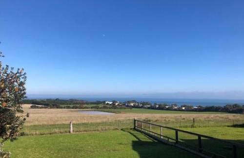 Ventnor House | YOLO- Beach-house views, near penguins, nbn!