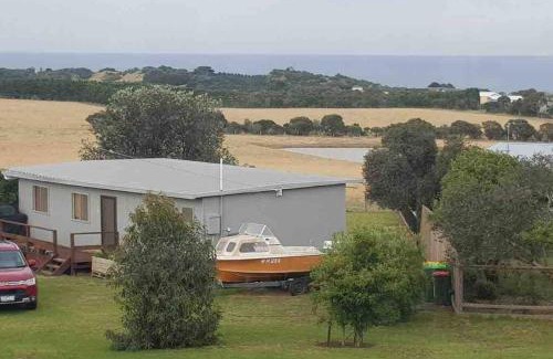 Ventnor House | YOLO- Beach-house views, near penguins, nbn!