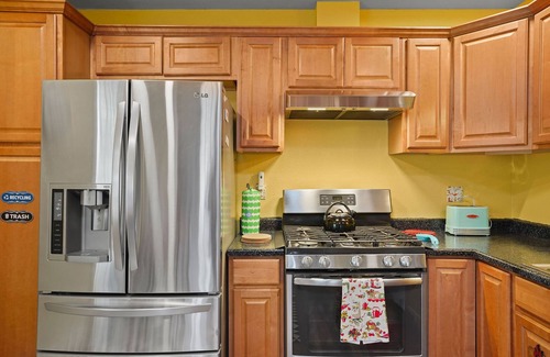 Davis House | Yolo Bungalow Cozy Craftsman in Downtown Davis 🌿 Historic charm meets modern comfort! Just steps from shops, cafés, restaurants, and the Farmers Market, this updated 100-year-old bungalow is perfect for families, academics, and pet lovers alik