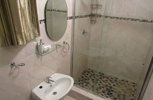 Amalinda Bed & Breakfast | Yolonwabo bed and breakfast