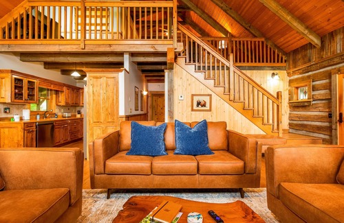 Newland Cabin | Yona Ridge Cabin- Adjacent to Linville Gorge Wilderness, Dog Friendly, with AC