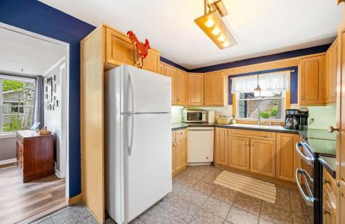 Little Sturgeon House | Yorita Manor - Lake Front Getaway! Dogs, Fire Pit & Deck
