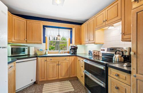 Little Sturgeon House | Yorita Manor - Lake Front Getaway! Dogs, Fire Pit & Deck