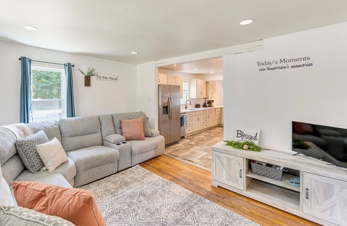 York House | York Farmhouse Hideaway Near Lake Redman