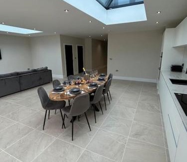 Huntington House | York Fields Retreat - 4 Ensuite Bedrooms