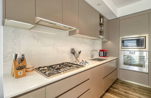 Midtown Toronto Condo | Yorkville | Sun-Filled 1317 SQFT 2Br 2Bath Boutique Condo