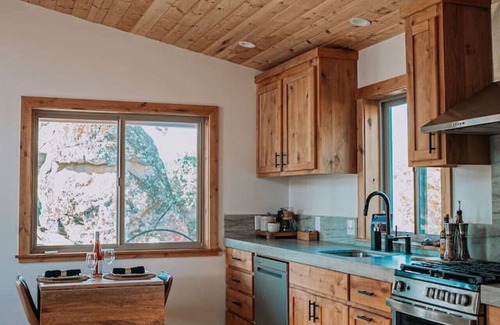 Mariposa House | Yosemite Area Gem. Private, Thoughtfully Designed Guesthouse for Couples