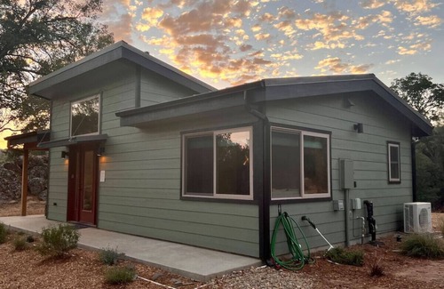 Mariposa House | Yosemite Area Gem. Private, Thoughtfully Designed Guesthouse for Couples