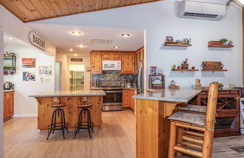 Oakhurst House | Yosemite Creekside Retreat with spa/games/EV Charger and more