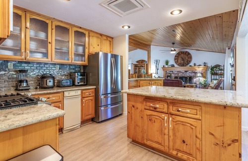 Oakhurst House | Yosemite Creekside Retreat with spa/games/EV Charger and more