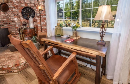 Oakhurst House | Yosemite Creekside Retreat with spa/games/EV Charger and more