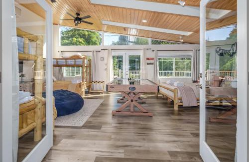 Oakhurst House | Yosemite Creekside Retreat with spa/games/EV Charger and more
