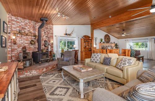Oakhurst House | Yosemite Creekside Retreat with spa/games/EV Charger and more