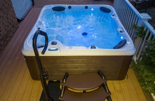 Oakhurst House | Yosemite Creekside Retreat with spa/games/EV Charger and more