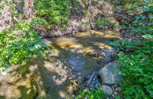 Oakhurst House | Yosemite Creekside Retreat with spa/games/EV Charger and more