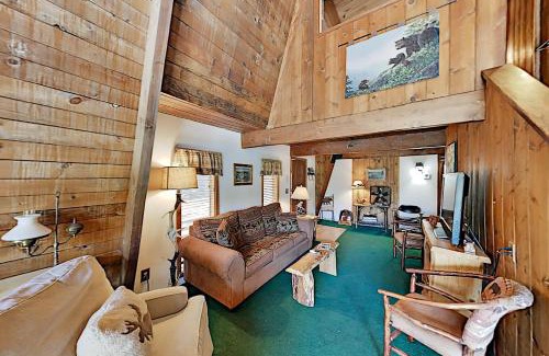 Upper Moonridge House | Yosemite Manor