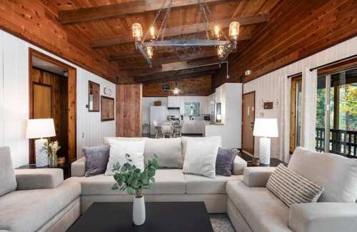 Oakhurst House | Yosemite Pines in Oakhurst with Hot Tub/Fireplace/Firepit/Pet Friendly